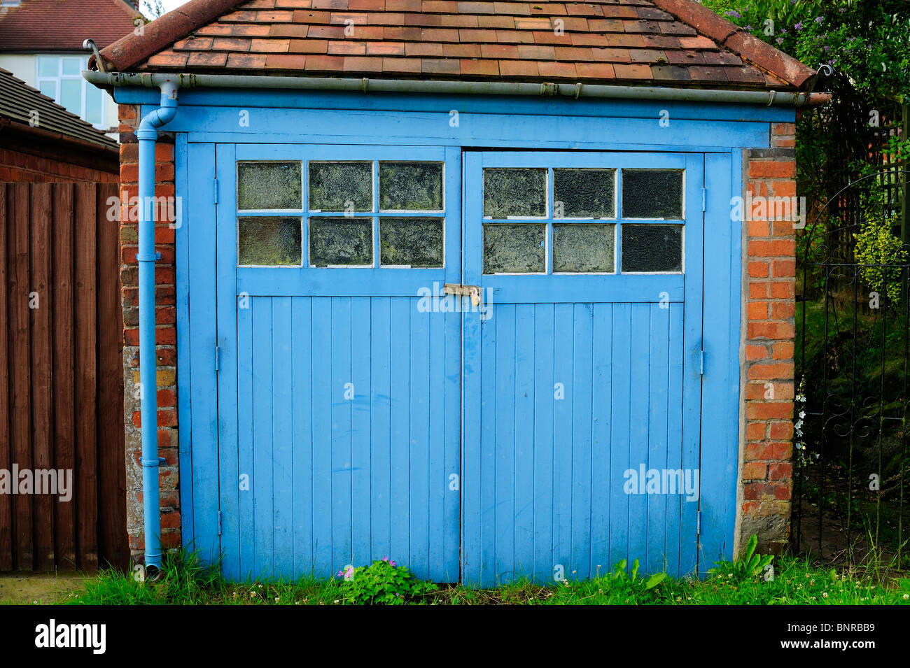 Lock up garage con porte blu Foto Stock