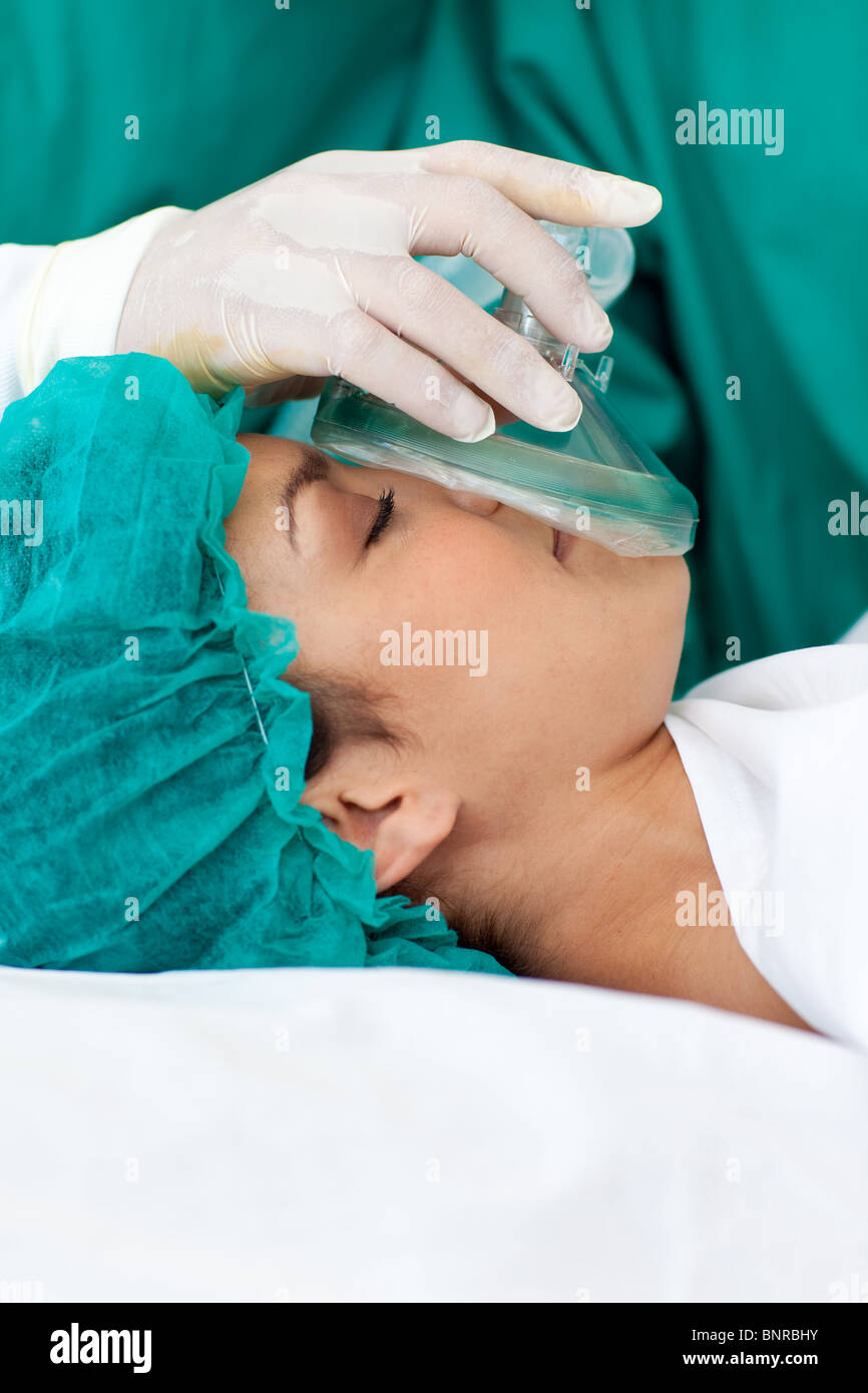 Paziente femmina di anestetico di ricezione Foto Stock