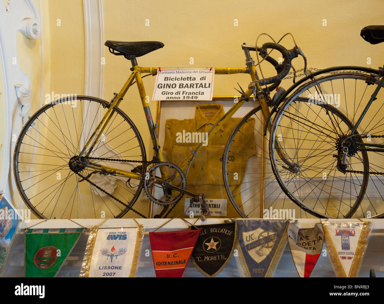 Gino Bartali la bicicletta nel piccolo museo in bicicletta all'interno  della Madonna del Ghisallo Chiesa Magreglio lombardia italia Foto stock -  Alamy