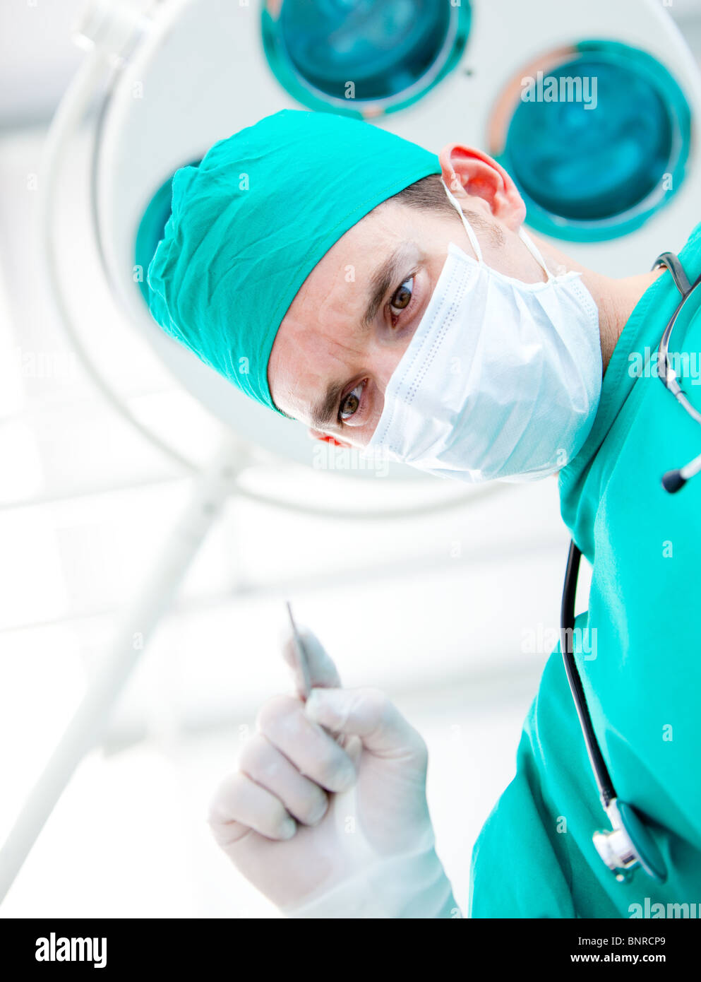 Concentrato chirurgo durante un intervento Foto Stock