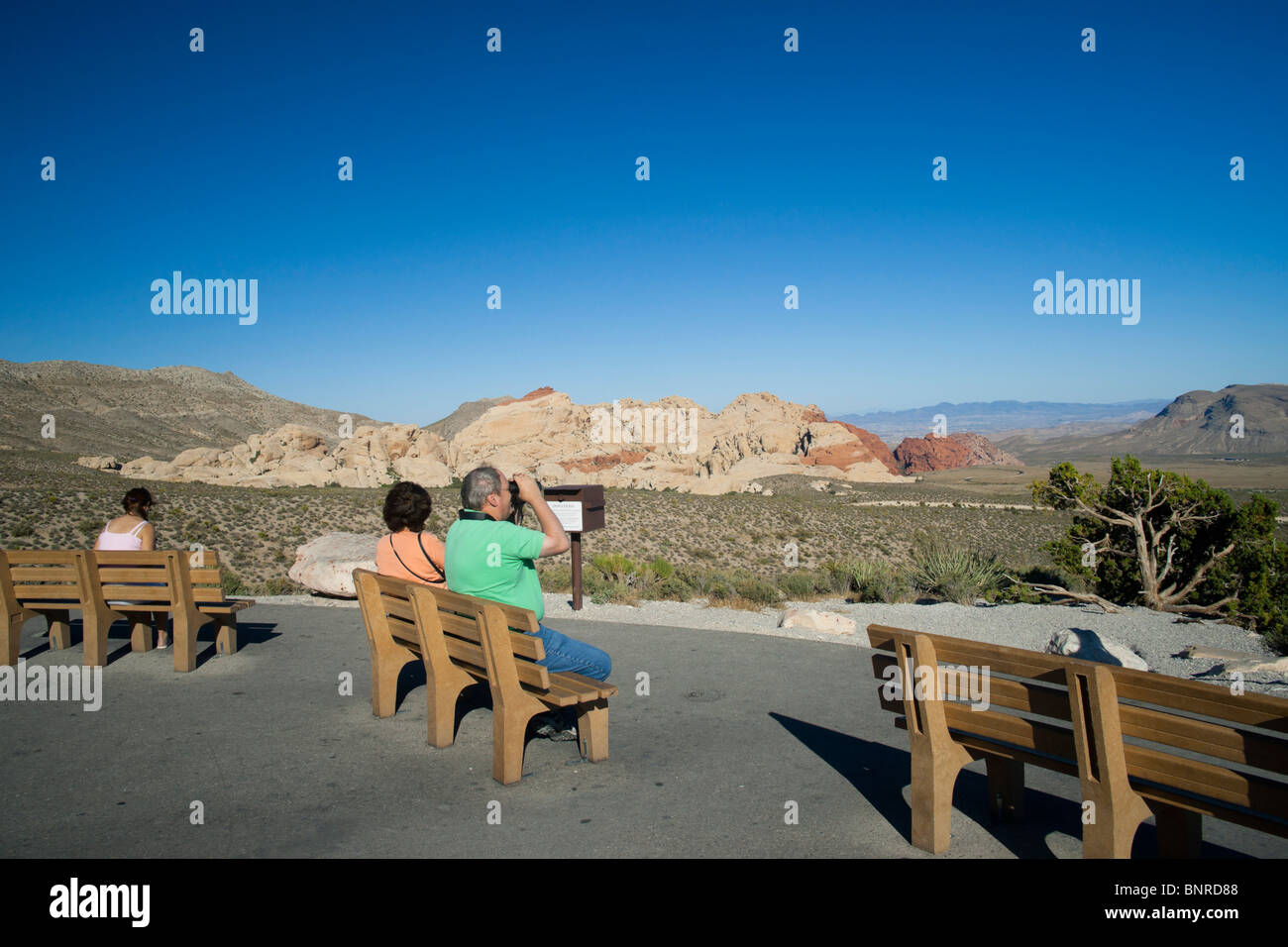 Il Red Rock Canyon a Las Vegas parco dello stato - turismo da binocolo sul parcheggio posti a sedere Foto Stock