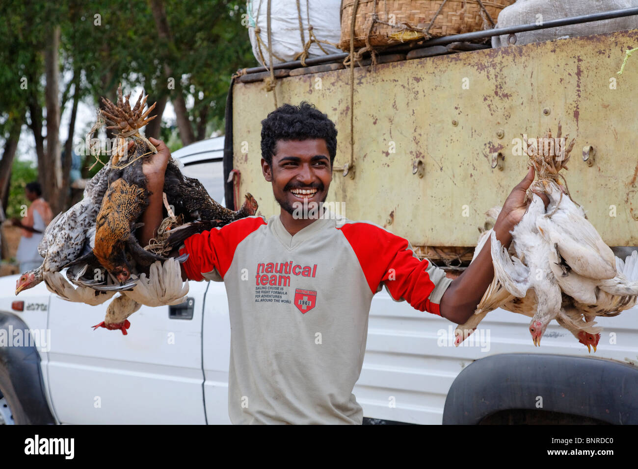 India - Orissa - tribù Dhuruba mercato - polli per la vendita Foto Stock