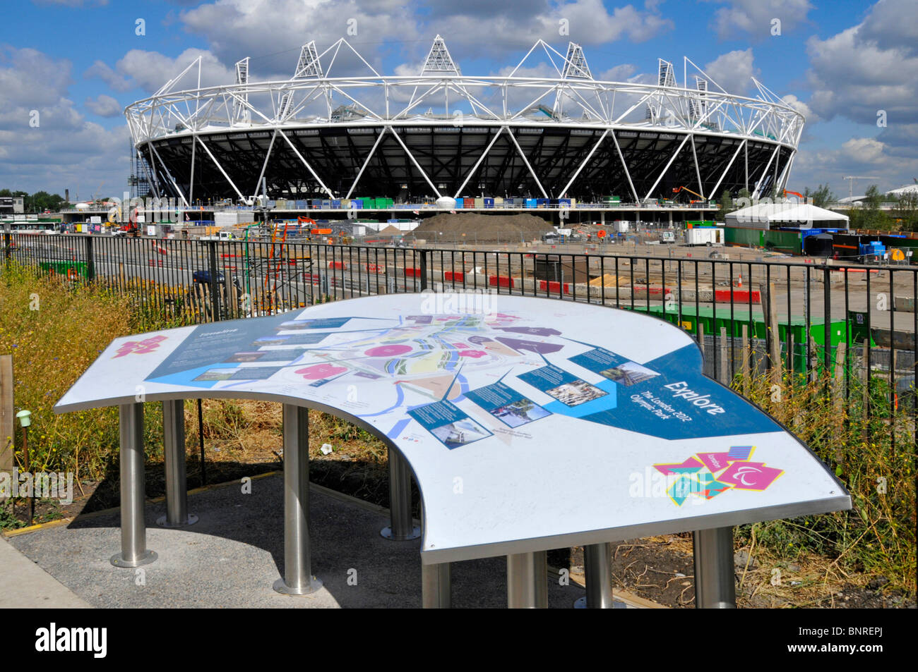 Londra 2012 Stadio Olimpico sito in costruzione con il visitatore del pannello informazioni Foto Stock
