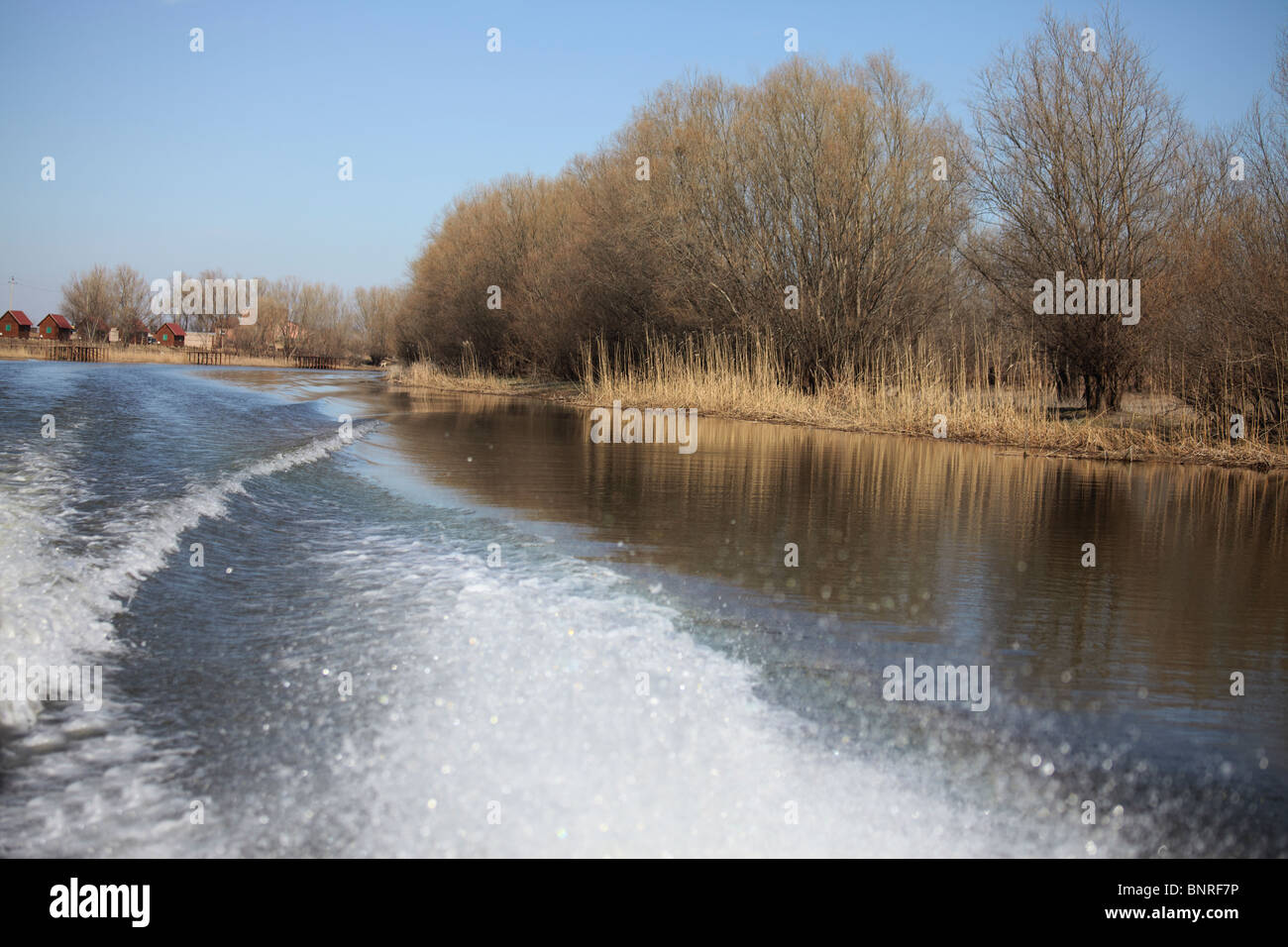La confluenza del fiume Volga nella regione di Astrakhan, shot con elevata velocità di barche Foto Stock