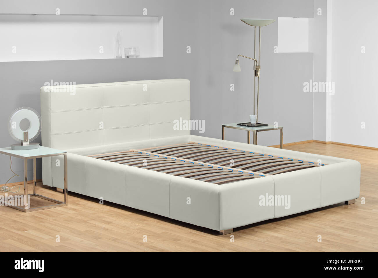 Vista di un letto senza materasso Foto stock - Alamy