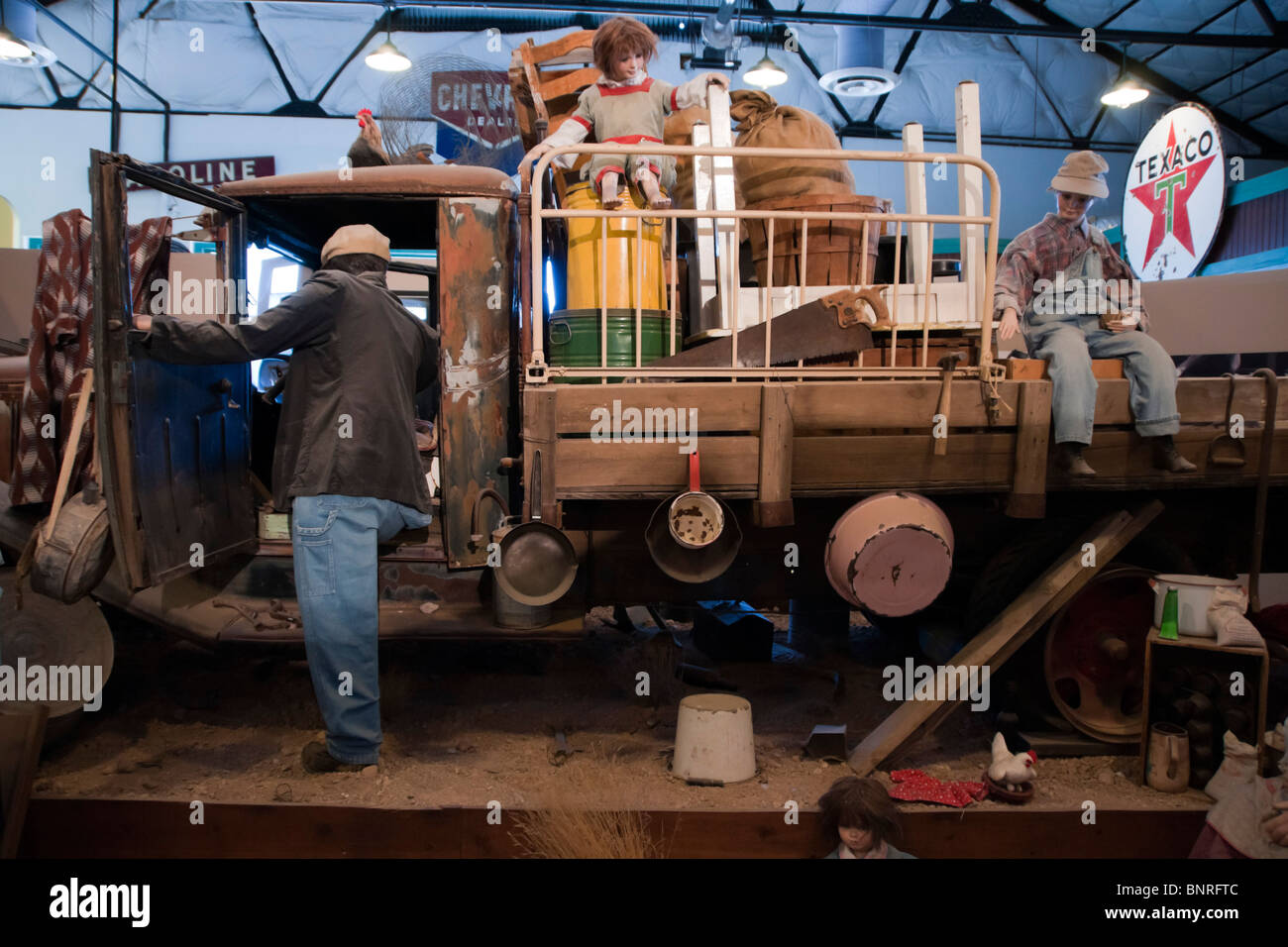 Route 66 road trip Arizona - Kingman AZ città storica - il Powerhouse Museum e il centro visitatori. Tableau migranti. Foto Stock