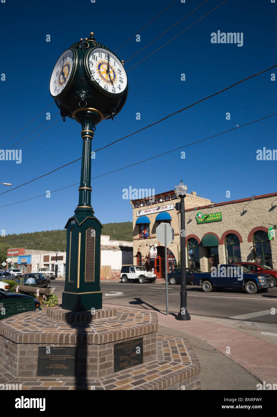 Route 66 road trip Arizona - quartiere storico di Williams, AZ, vicino a Flagstaff. Rotary club Orologio eretta 2010. Foto Stock