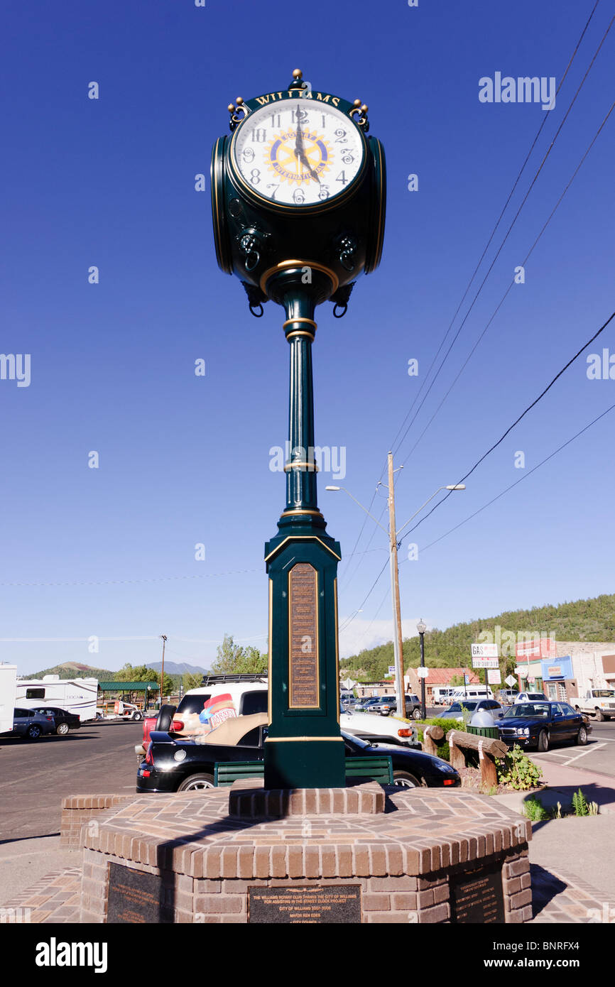 Route 66 road trip Arizona - quartiere storico di Williams, AZ, vicino a Flagstaff. Rotary club Orologio eretta 2010. Foto Stock
