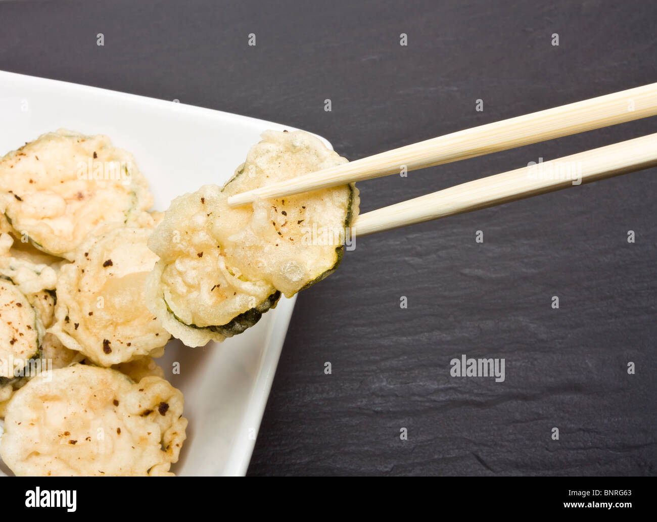 Fritte coperte di zucchine in tempura pastella. Foto Stock