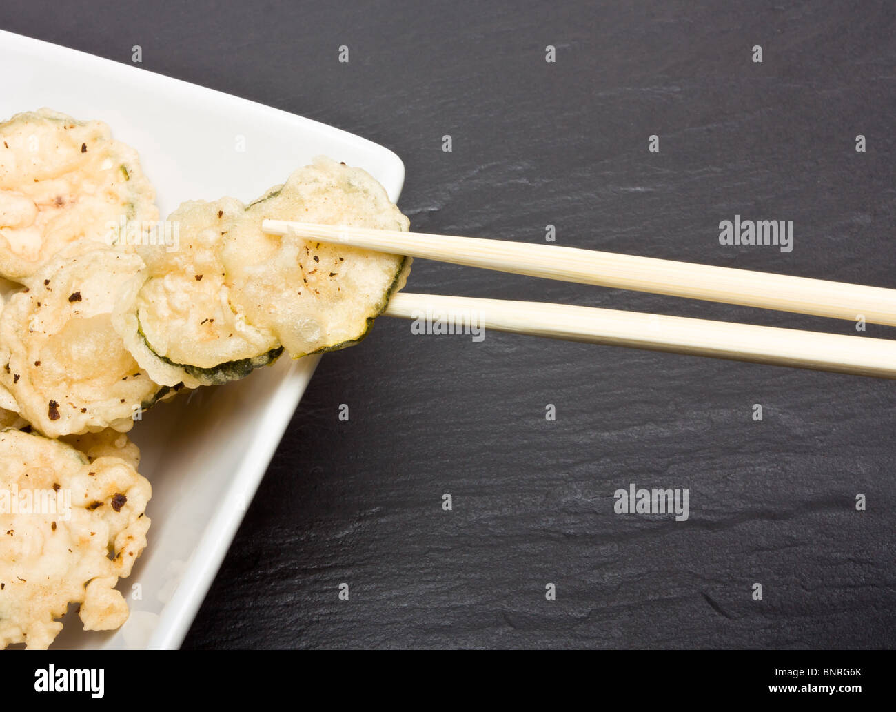 Fritte coperte di zucchine in tempura pastella. Foto Stock