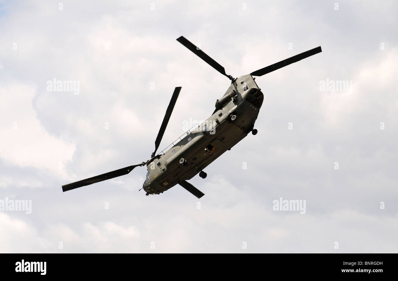 RAF Chinook DB elicottero di supporto come attualmente utilizzato in Iraq e in Afghanistan Royal Air Force di elicotteri in volo Foto Stock