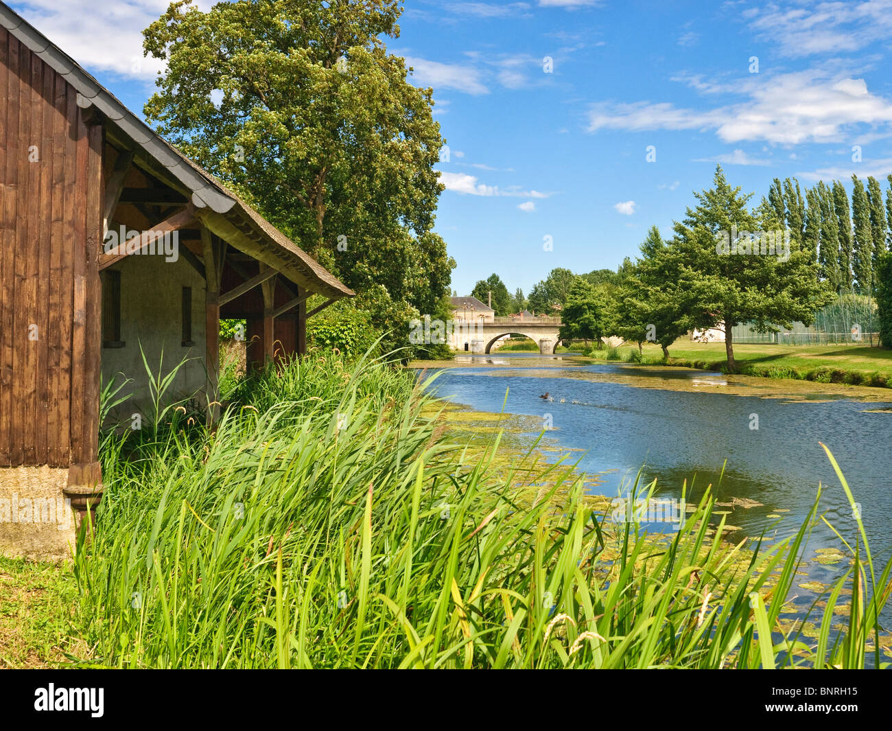 Riverside vecchio lavatoio pubblico (lavoir) e il fiume Claise - Preuilly-sur-Claise, Francia. Foto Stock