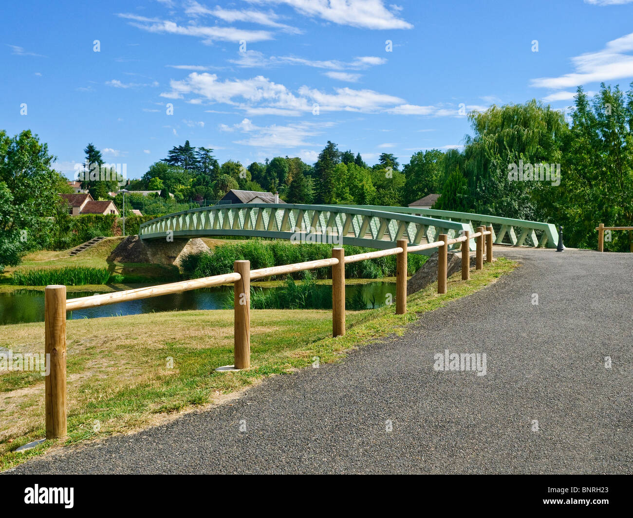 Metallo moderno unico span arch ponte sul fiume - Preuilly-sur-Claise, Francia. Foto Stock