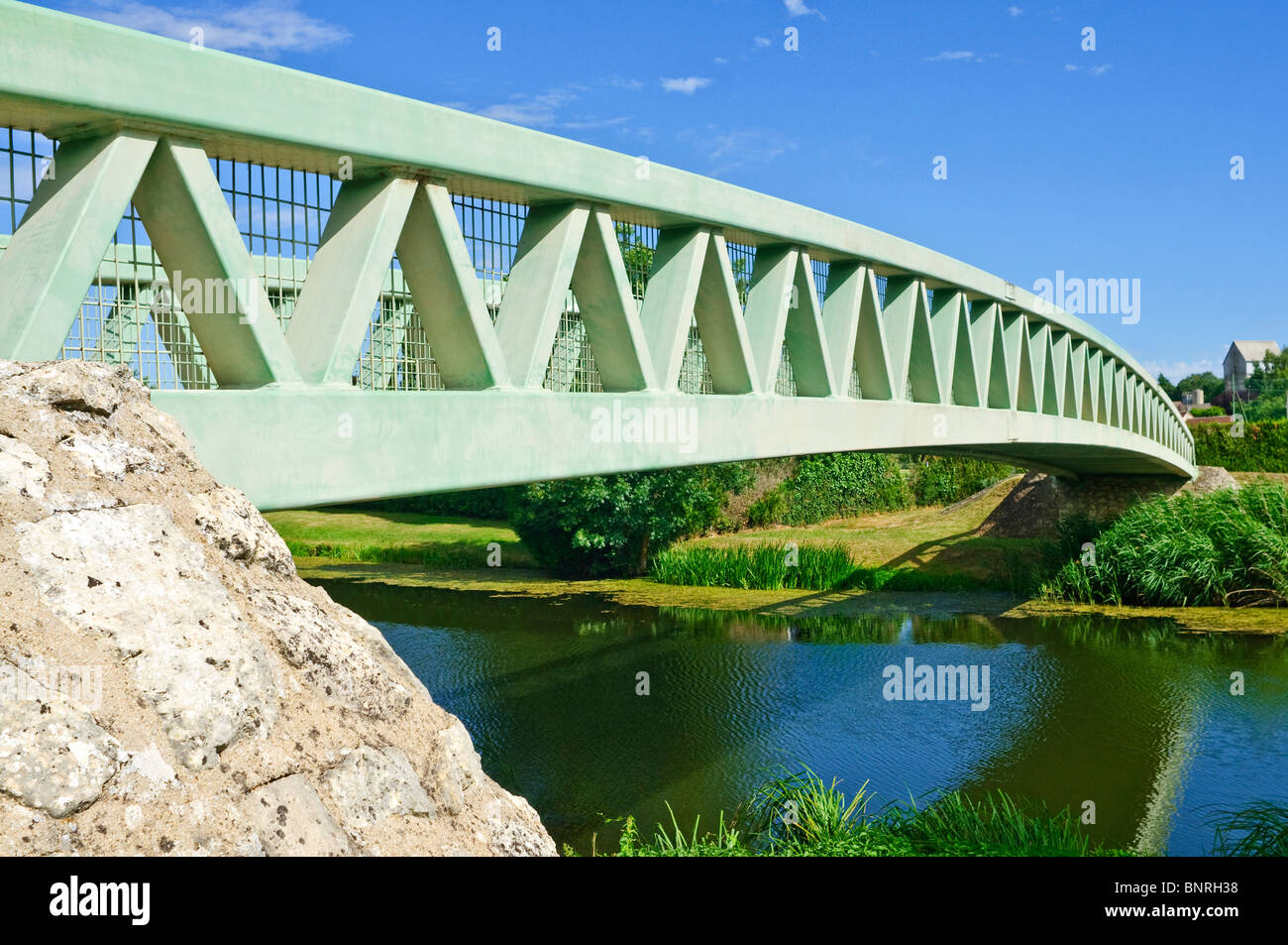 Metallo moderno unico span arch ponte sul fiume - Preuilly-sur-Claise, Francia. Foto Stock