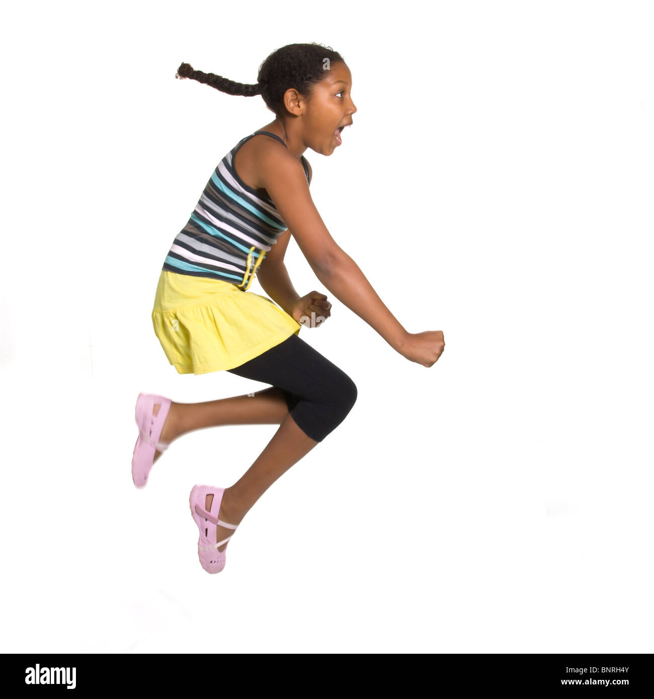 Giovani espressiva razza mista ragazza che saltava e saltando isolata contro uno sfondo bianco. Foto Stock