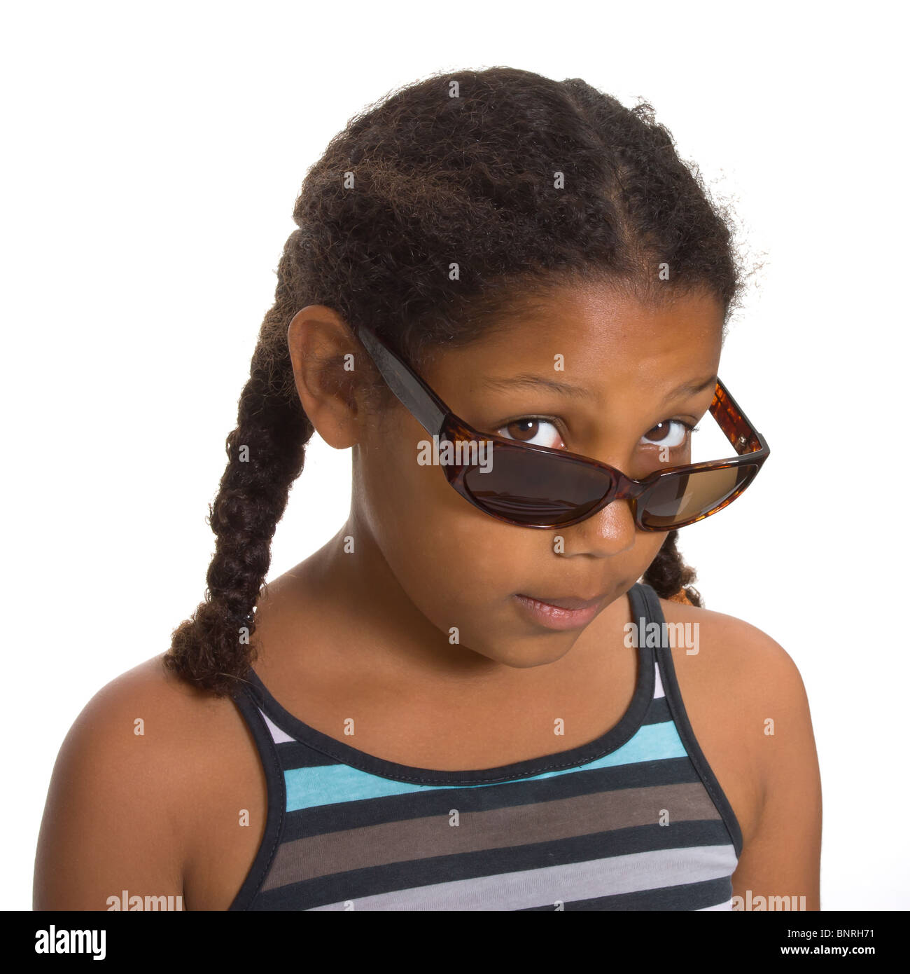 Giovani espressiva razza mista ragazza indossando occhiali da sole isolata contro uno sfondo bianco. Foto Stock