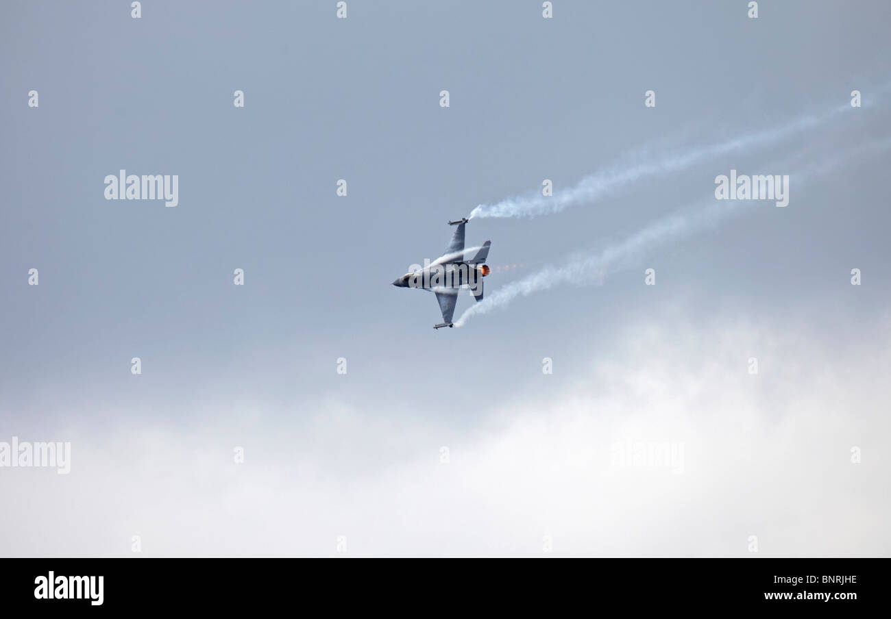 Farnborough Lockheed Martin F-16C Fighting Falcon tirando G Foto Stock