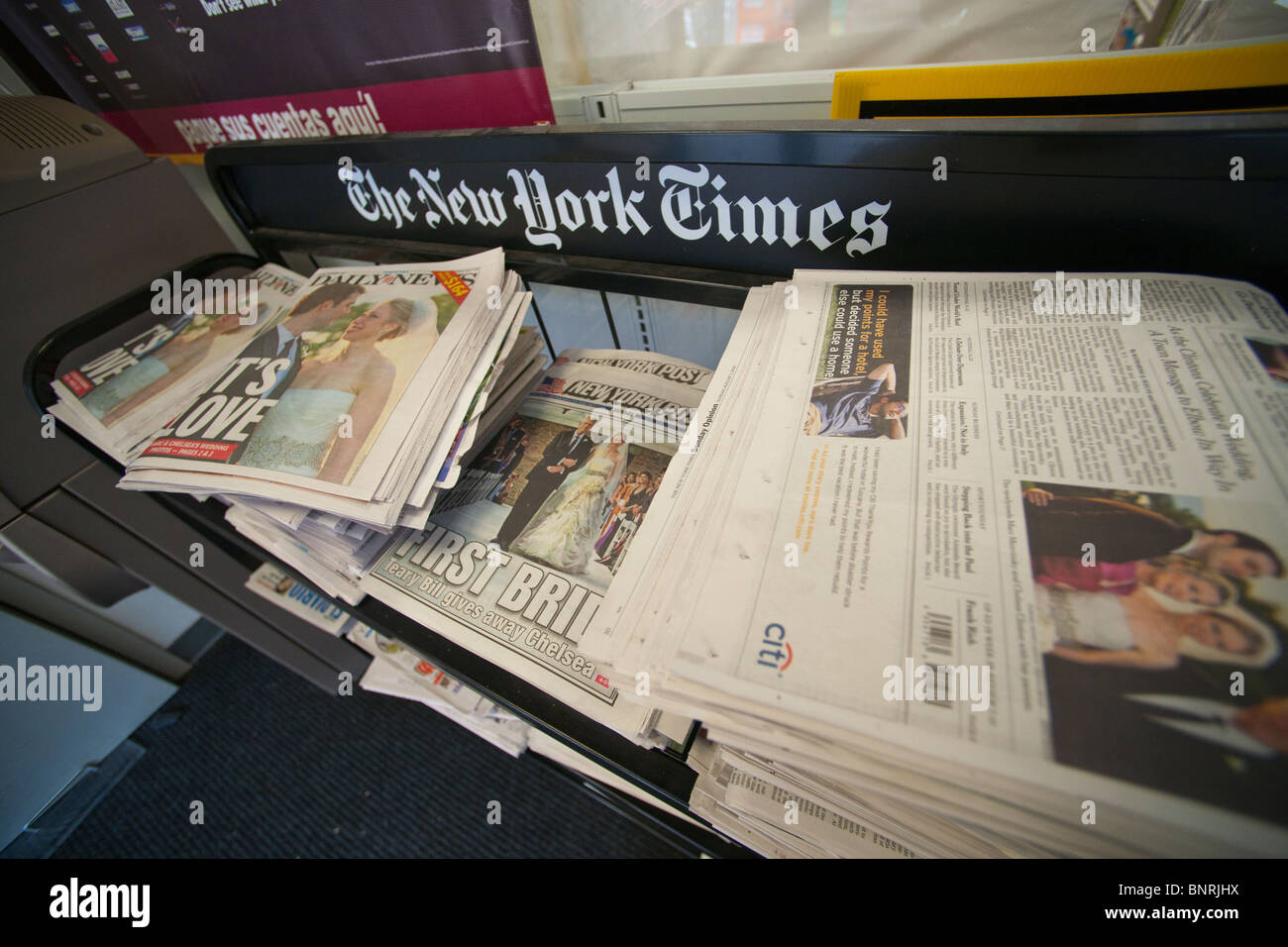 New York quotidiani su una relazione edicola t nozze di ex prima figlia Chelsea Clinton di Marc Mezvinsky Foto Stock