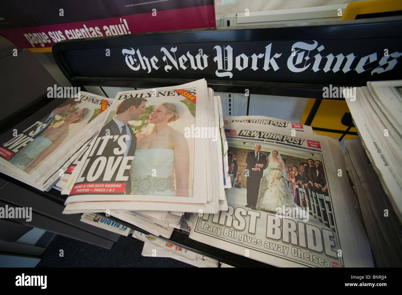 New York quotidiani su una relazione edicola t nozze di ex prima figlia Chelsea Clinton di Marc Mezvinsky Foto Stock