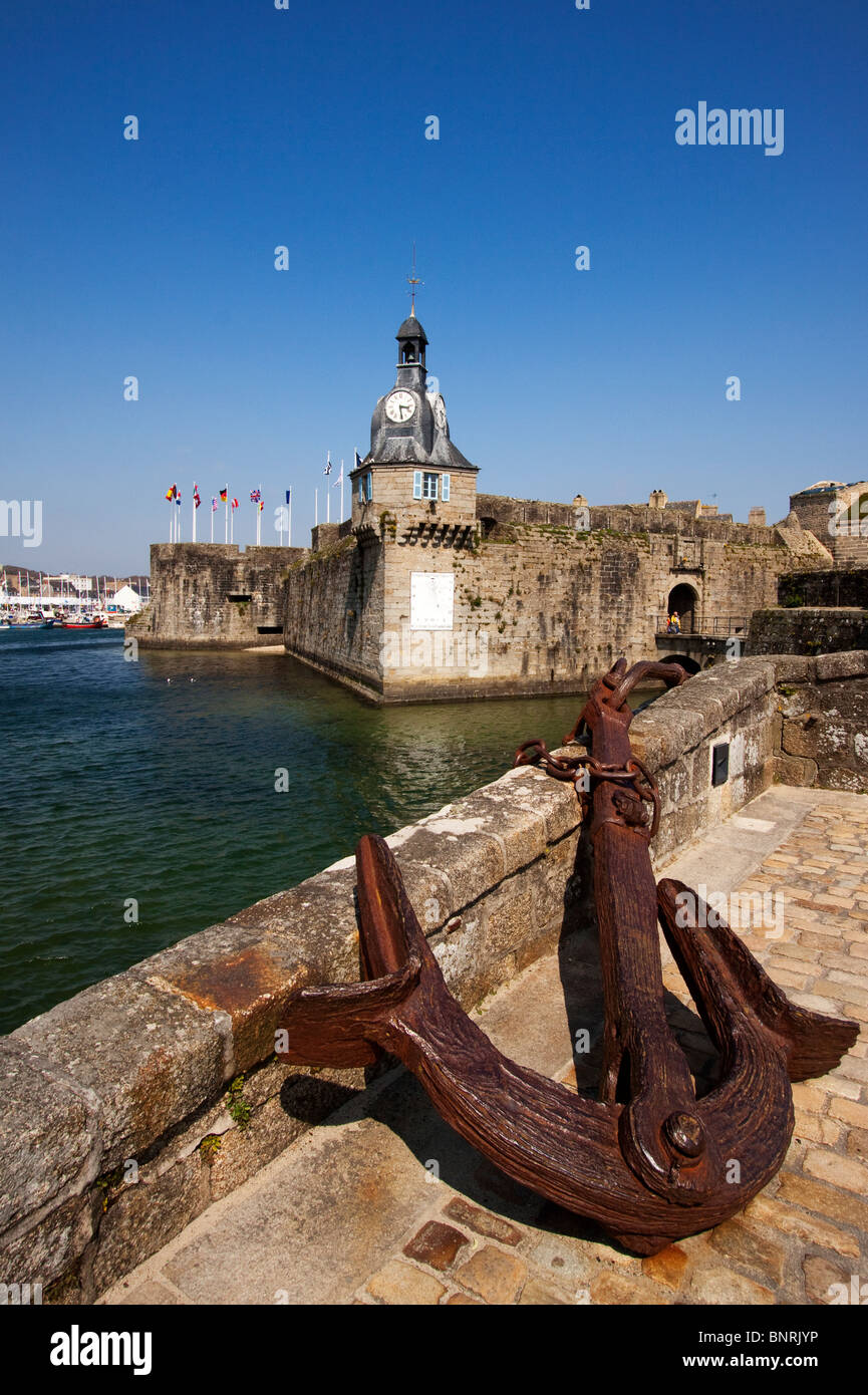 Rusty ancorare al di fuori di Ville vicino Concarneau Bretagna Francia Foto Stock