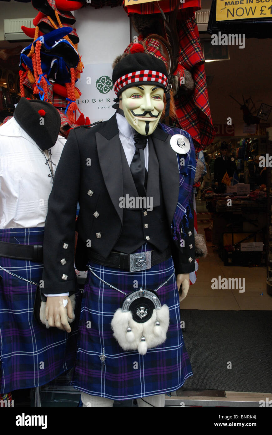 Maschera di vendetta su un manichino al di fuori di un negozio di souvenir in Edinburgh Royal Mile. Foto Stock