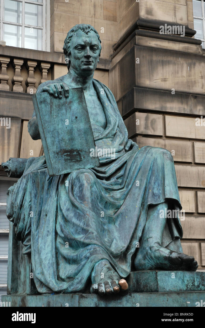 Statua del filosofo e storico David Hume dallo scultore Sandy Stoddart su Edinburgh Royal Mile. Foto Stock