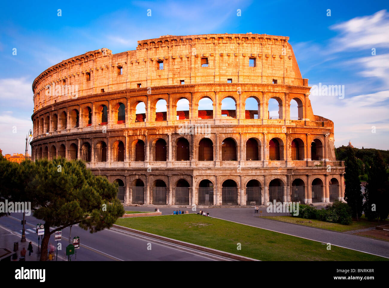 L'ultima luce del tramonto sul Colosseo, Roma Lazio Italia Foto Stock