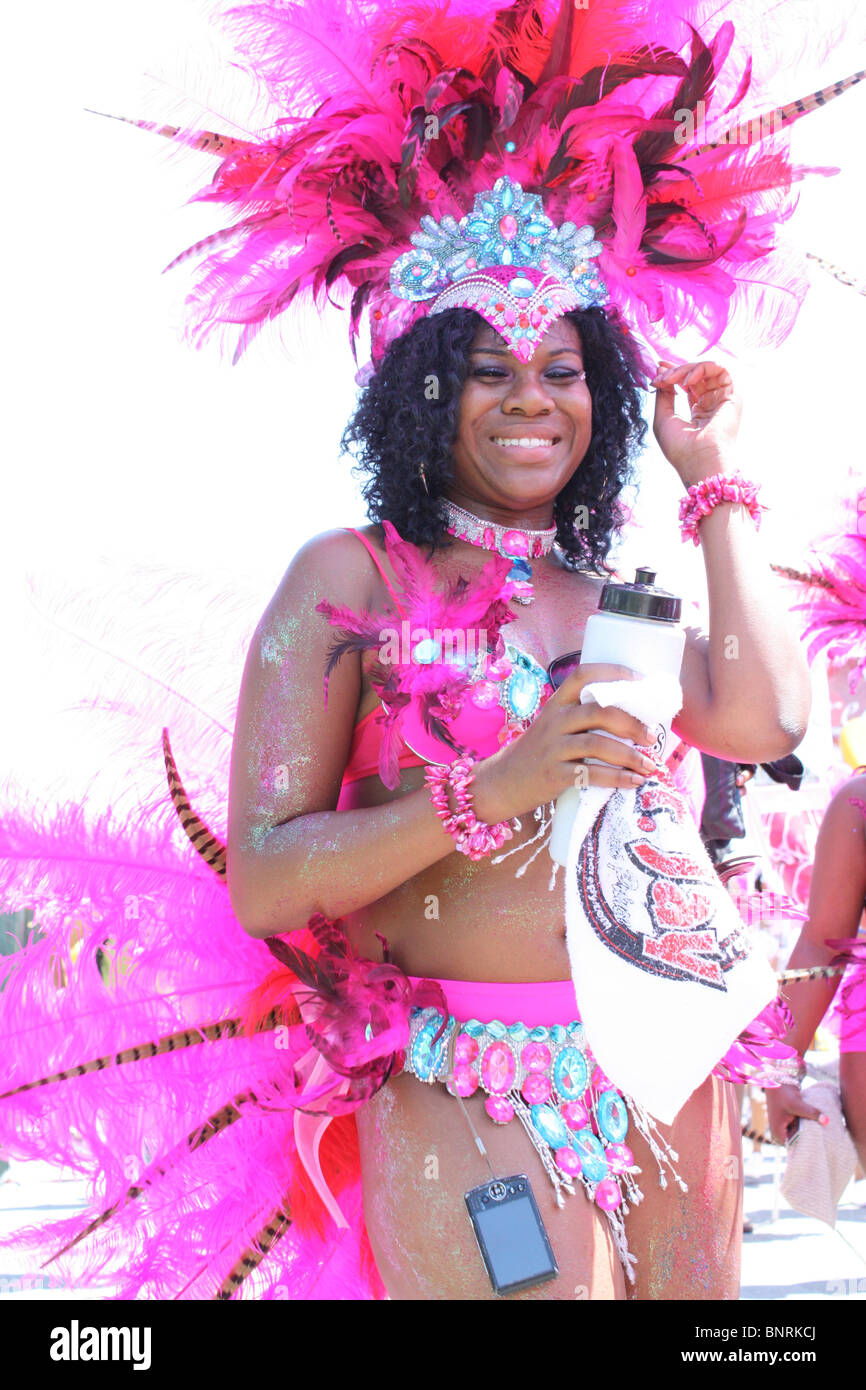 Donna nera costume rosa festival Foto Stock