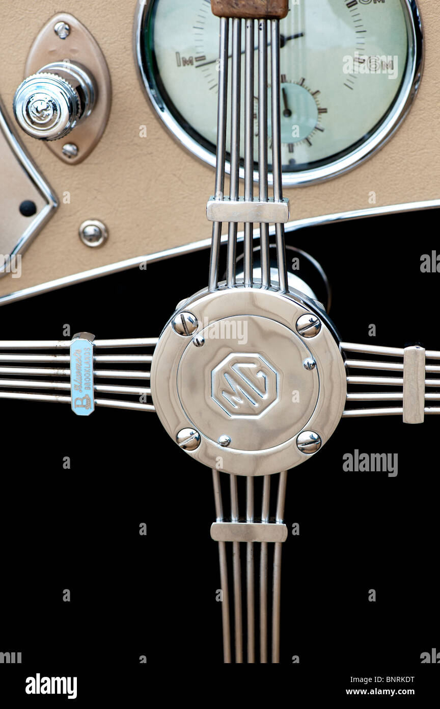 Vintage MG auto sportiva interni. Volante e sul cruscotto astratta. Classic British Auto sportiva Foto Stock