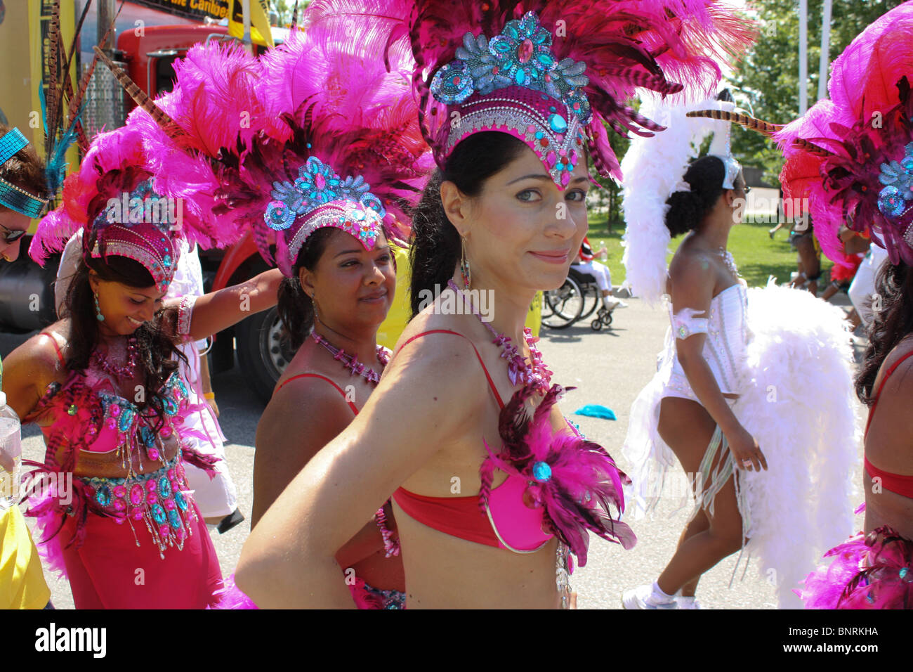 Festival Caraibico bianco rosa donna costume rosso Foto Stock