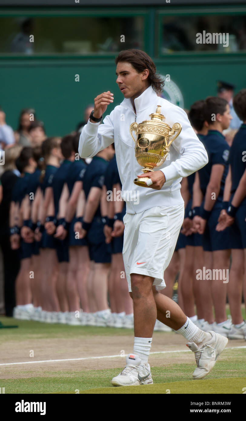 04 luglio 2010: Rafael Nadal, Uomini Singoli campione. Wimbledon torneo internazionale di tennis presso il All England Lawn dieci Foto Stock