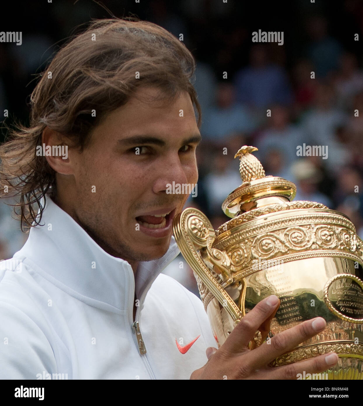 04 luglio 2010: Rafael Nadal, Uomini Singoli campione. Wimbledon torneo internazionale di tennis presso il All England Lawn dieci Foto Stock