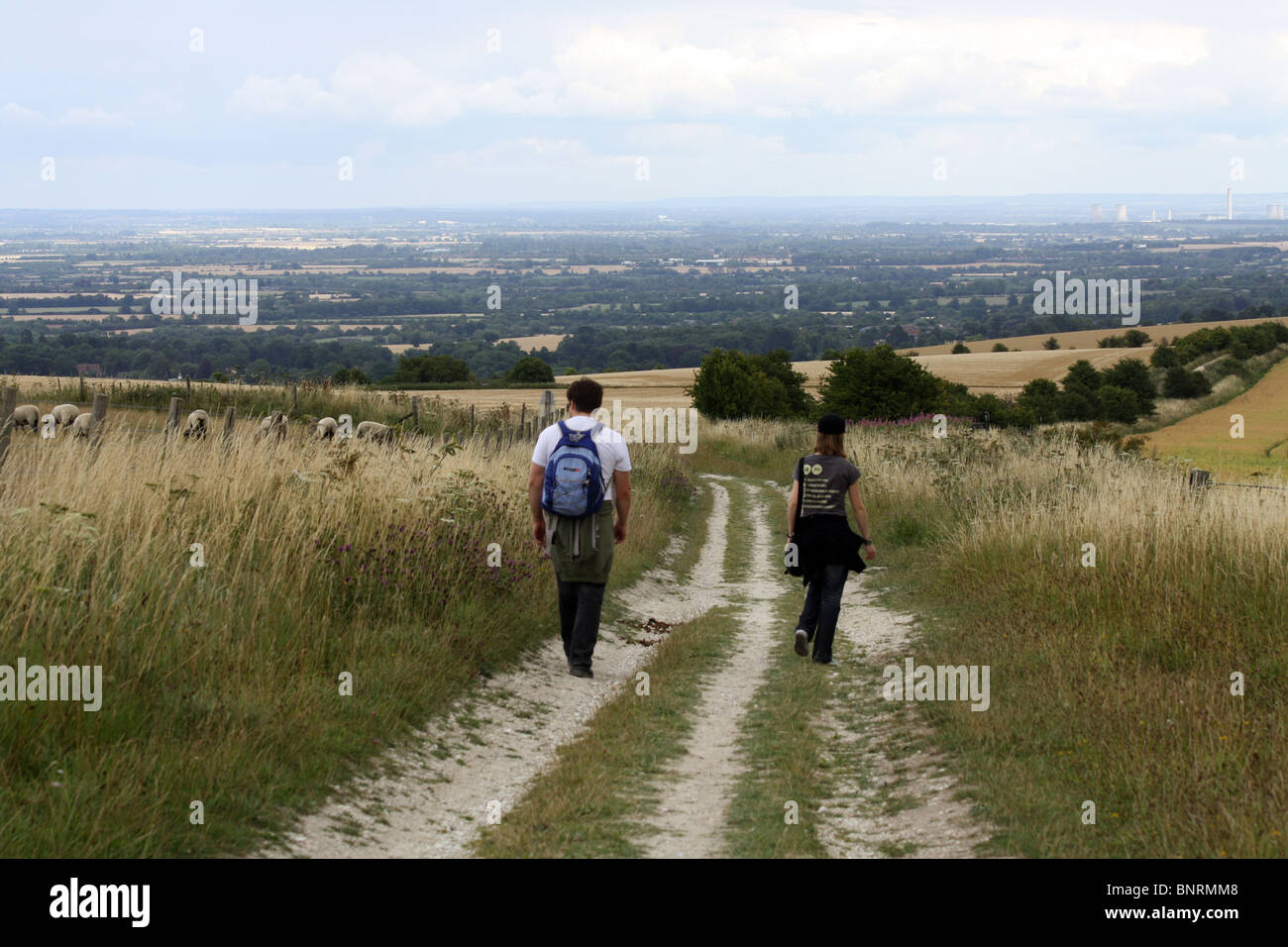 Due persone a piedi lungo il White Horse hill percorso circolare in Oxfordshire, Inghilterra Foto Stock