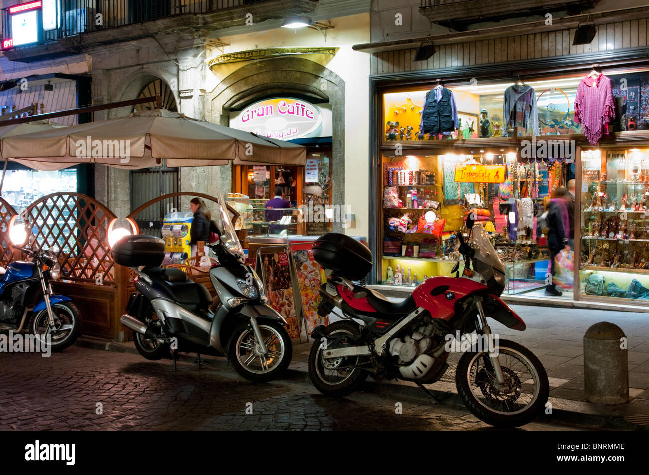 L'Europa, Italia, Napoli streetscene fornitore di prodotti alimentari Foto Stock