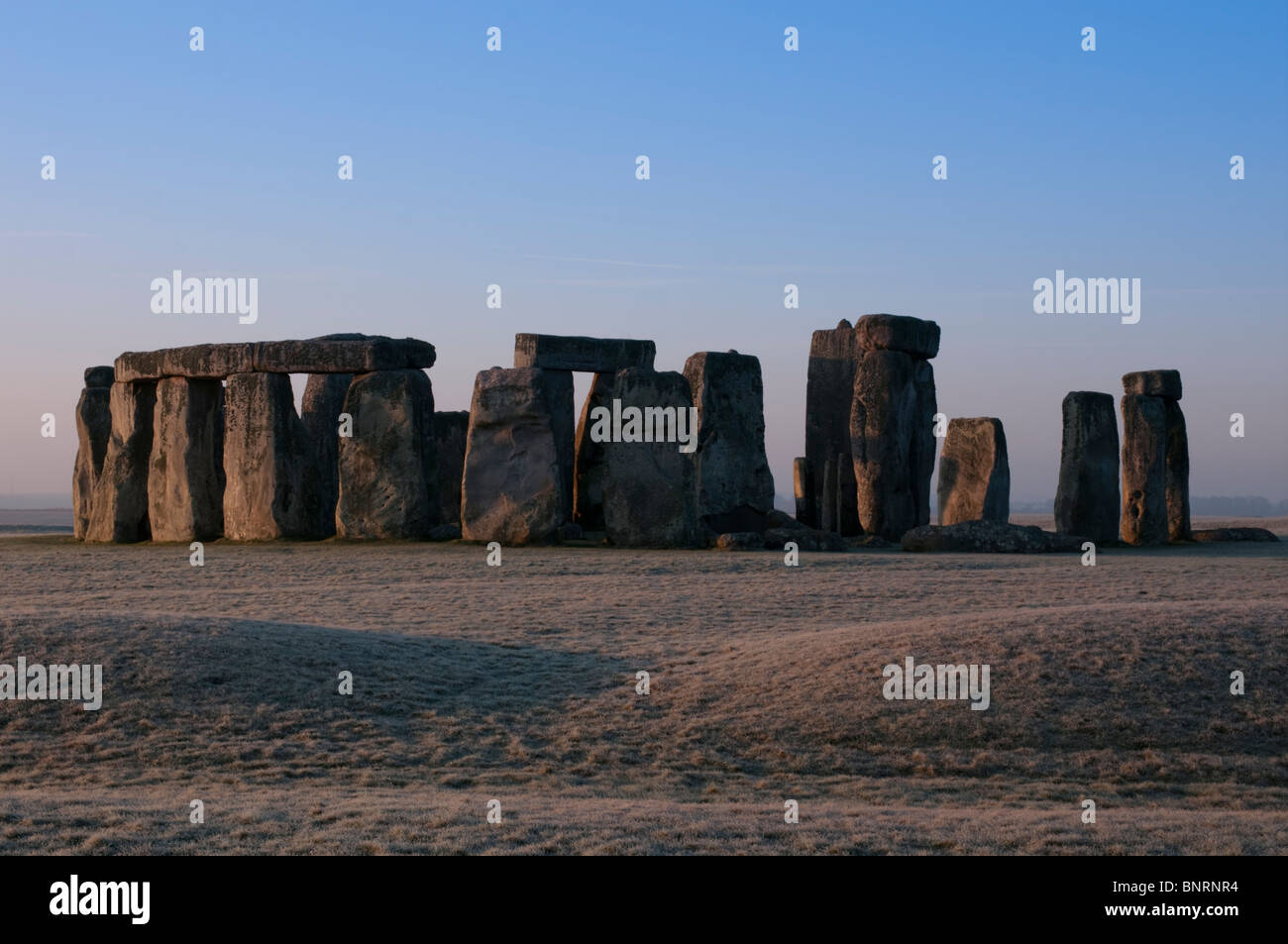 Stonehenge UK visto in inverno con la brina Foto Stock