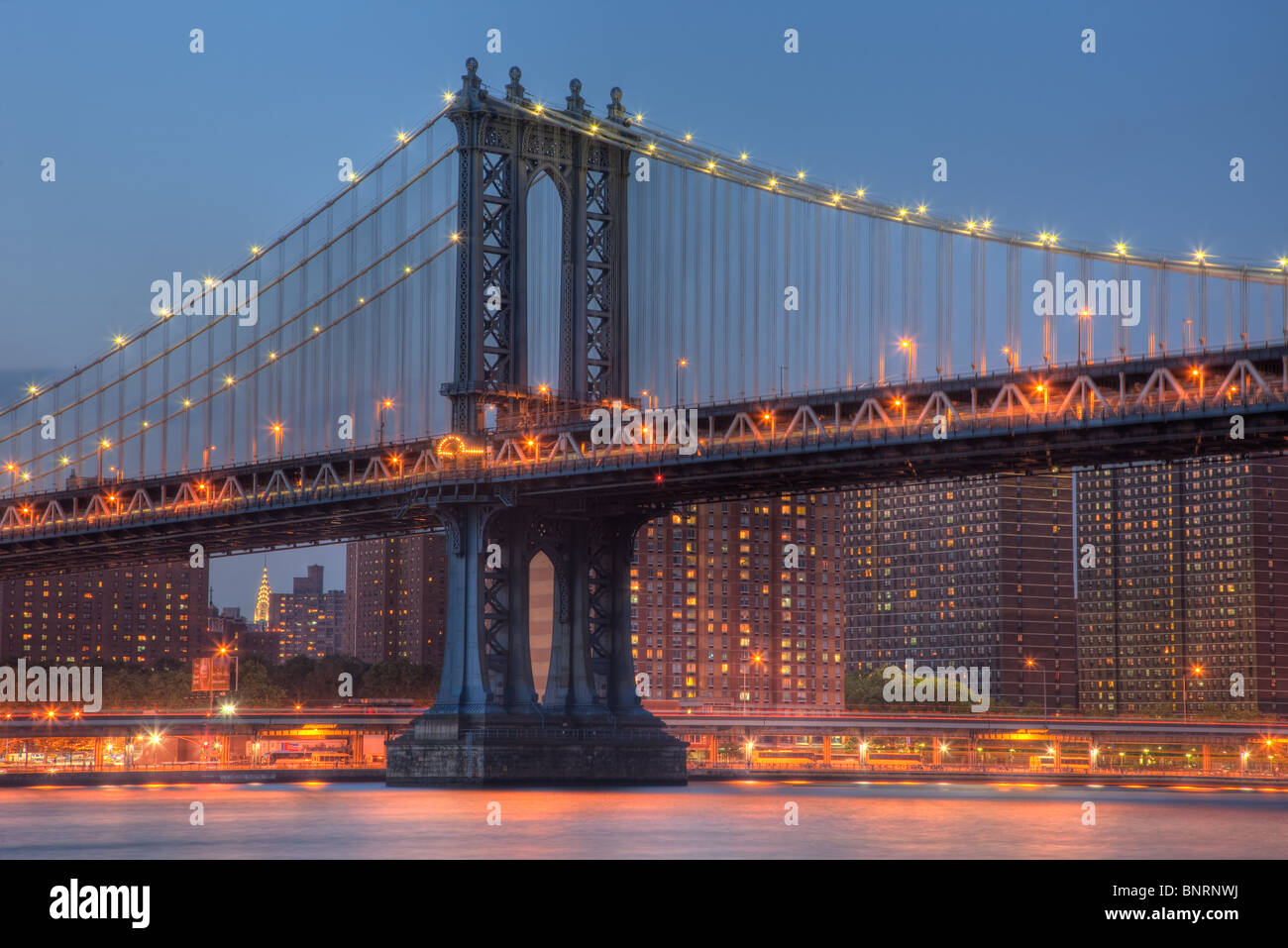 Il Manhattan Bridge, East River e la parte inferiore di Manhattan in durante il crepuscolo serale in New York City. Foto Stock