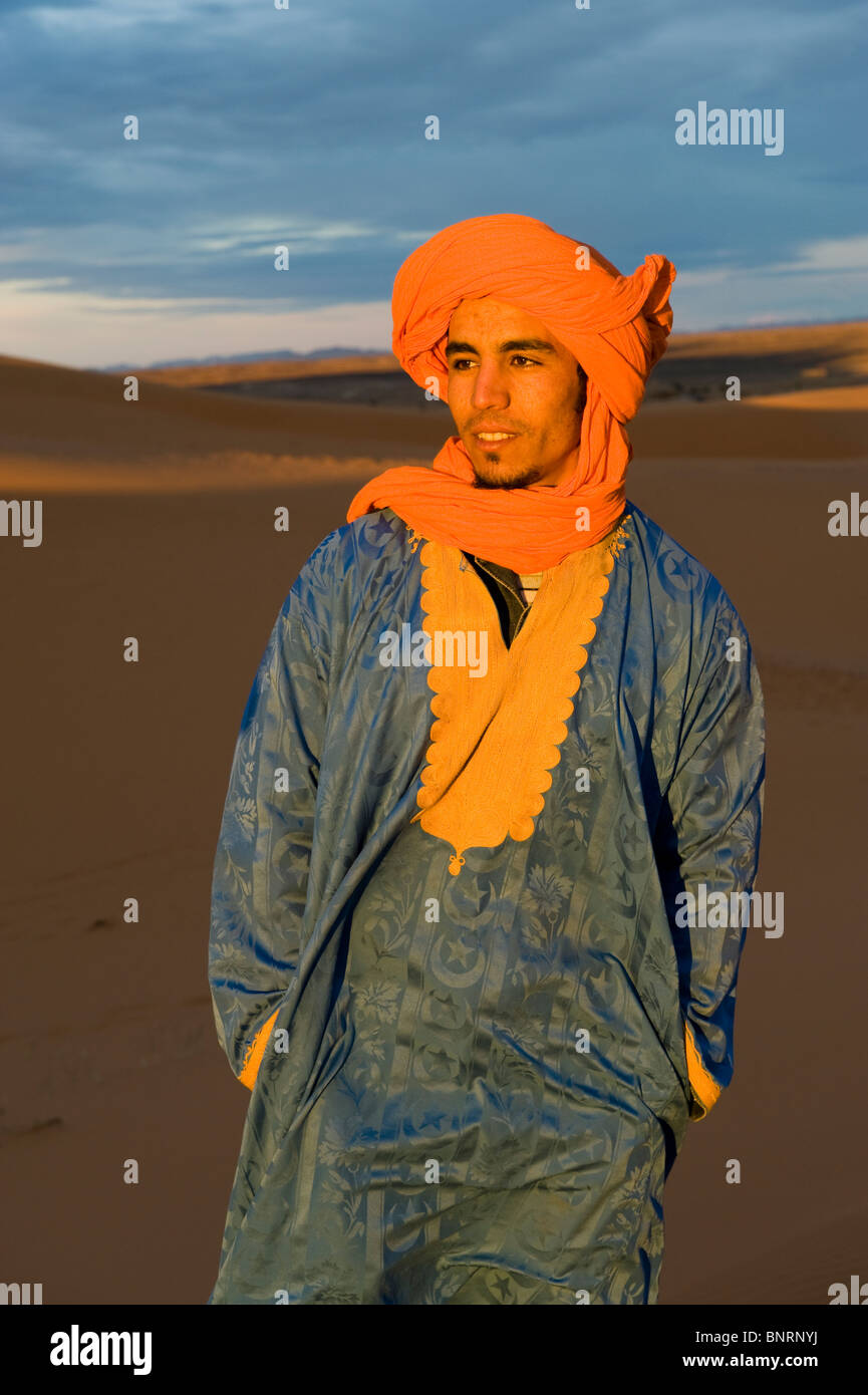 Un riff cameleer nel deserto del Sahara a Merzouga, Marocco all'alba Foto Stock