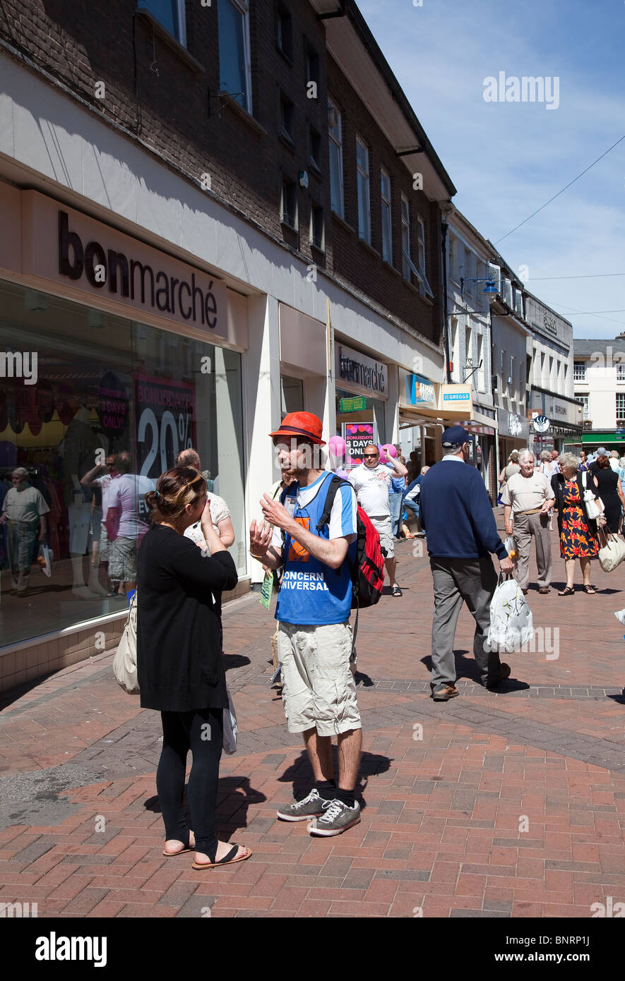 Collettore di carità in strada a parlare con la persona ad Abergavenny Wales UK Foto Stock