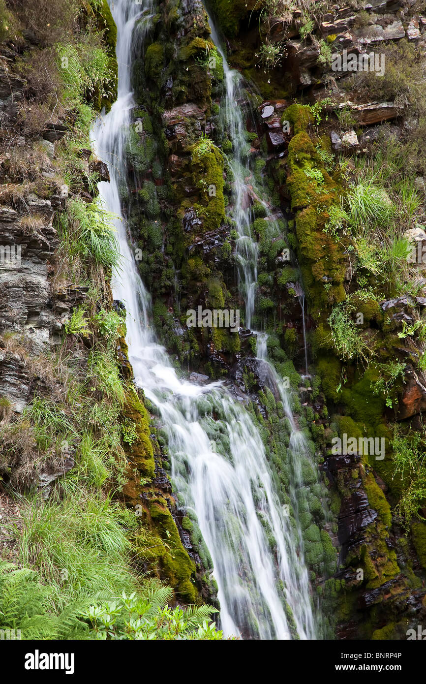 Cascata da vecchie miniere che scorre nel fiume Ystwyth Wales UK Foto Stock