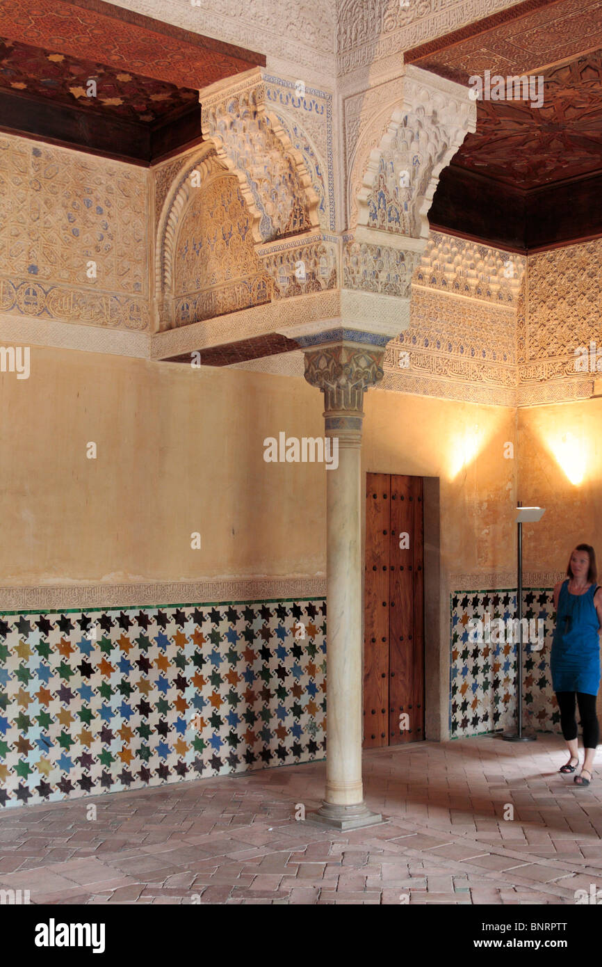 Stucchi e scrittura coranica su un pilastro e azulejos nel Mexuar dei palazzi Nasrid nell'Alhambra Granada Andalusia Foto Stock