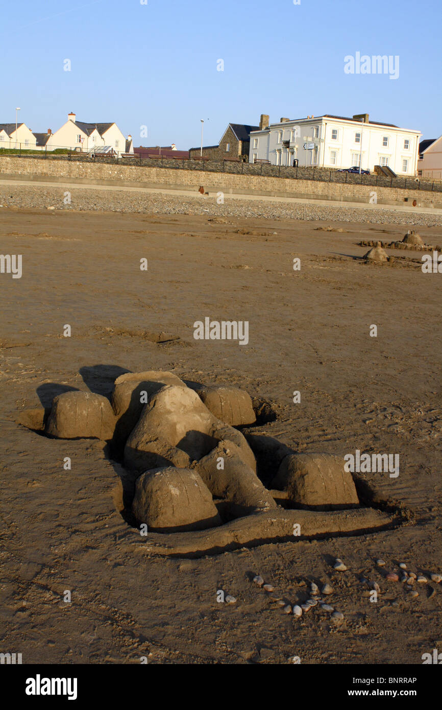 A forma di auto sandcastle in Broadhaven Pembrokeshire Foto Stock
