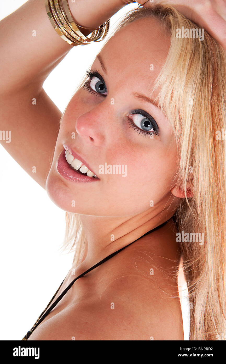Ragazza bionda sorridente, isolati su sfondo bianco Foto Stock
