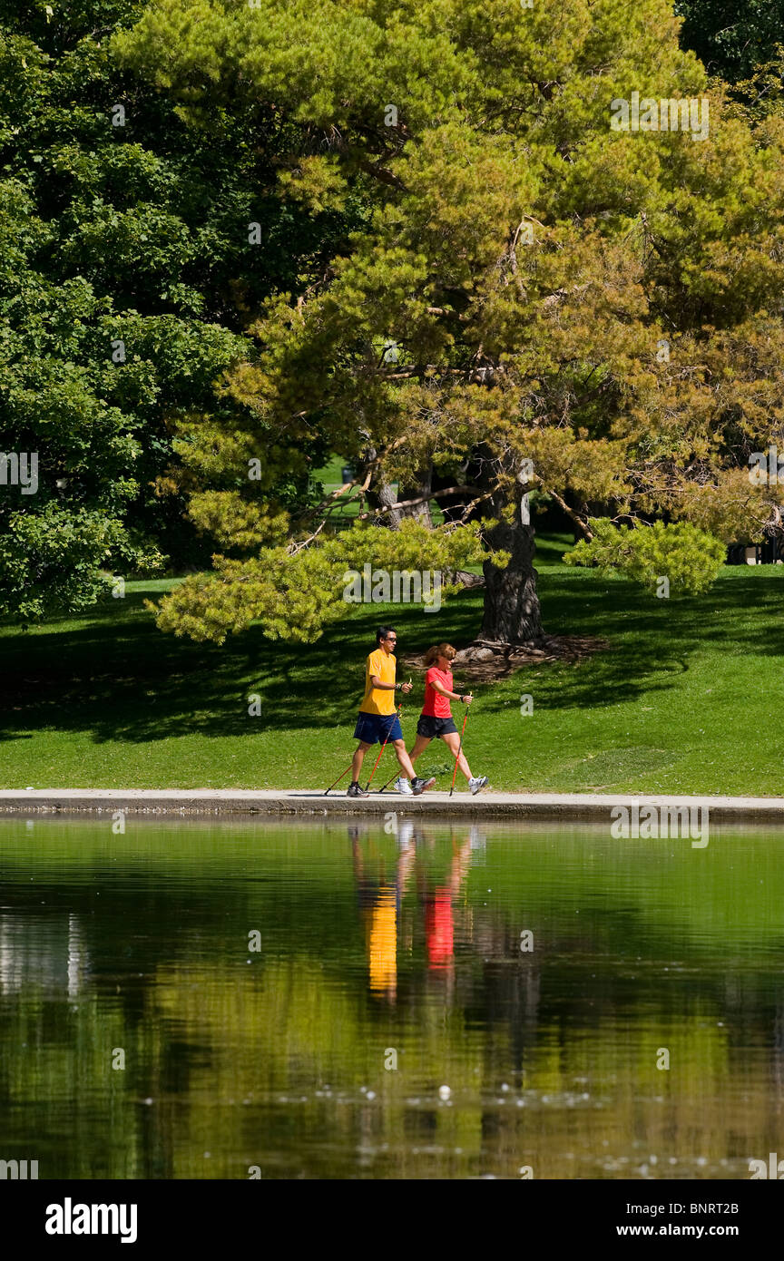 Uomo e donna che cammina nel parco, Salt Lake City, Utah. Foto Stock
