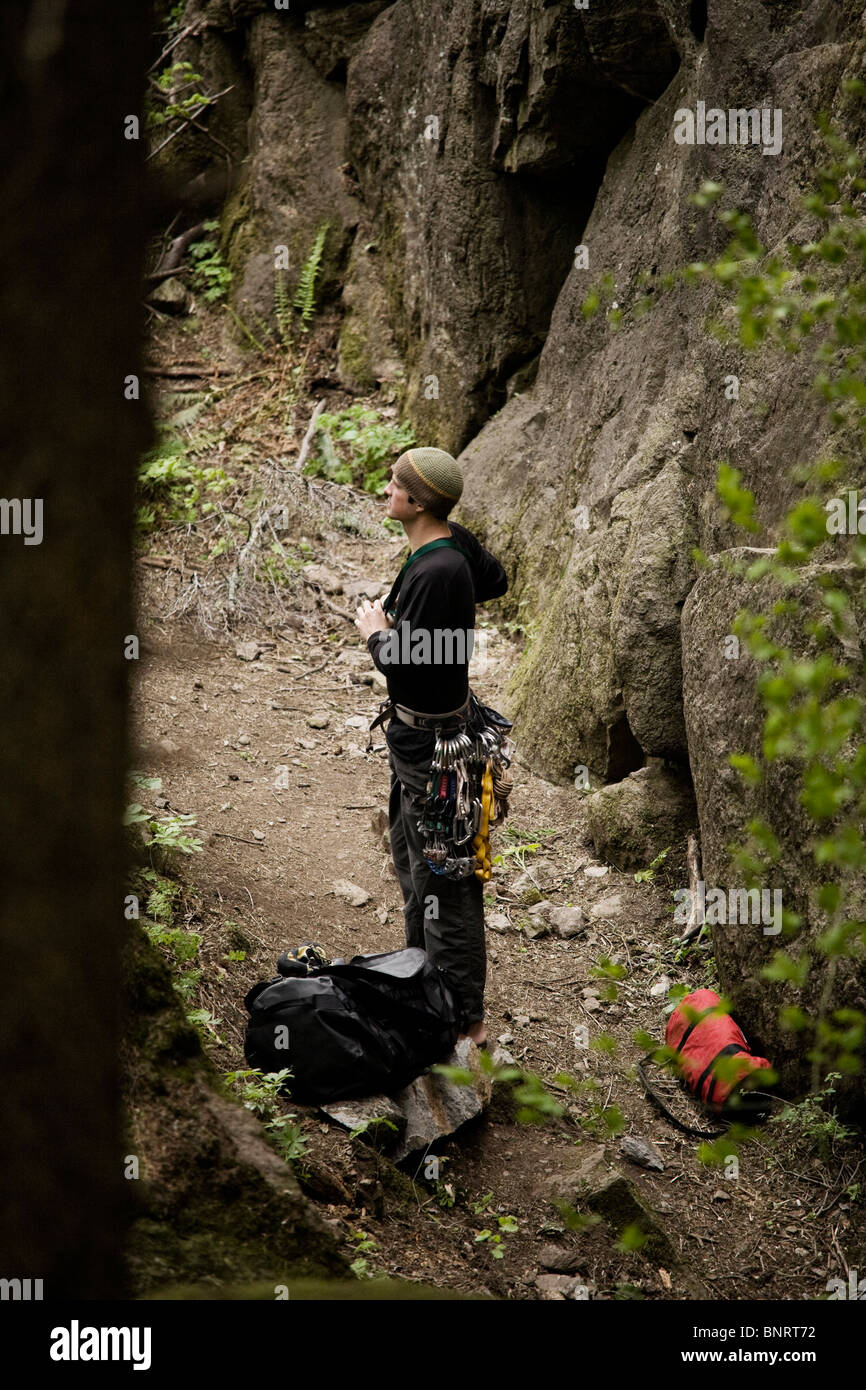 Un scalatore regola la marcia inferiore del suo percorso. Foto Stock