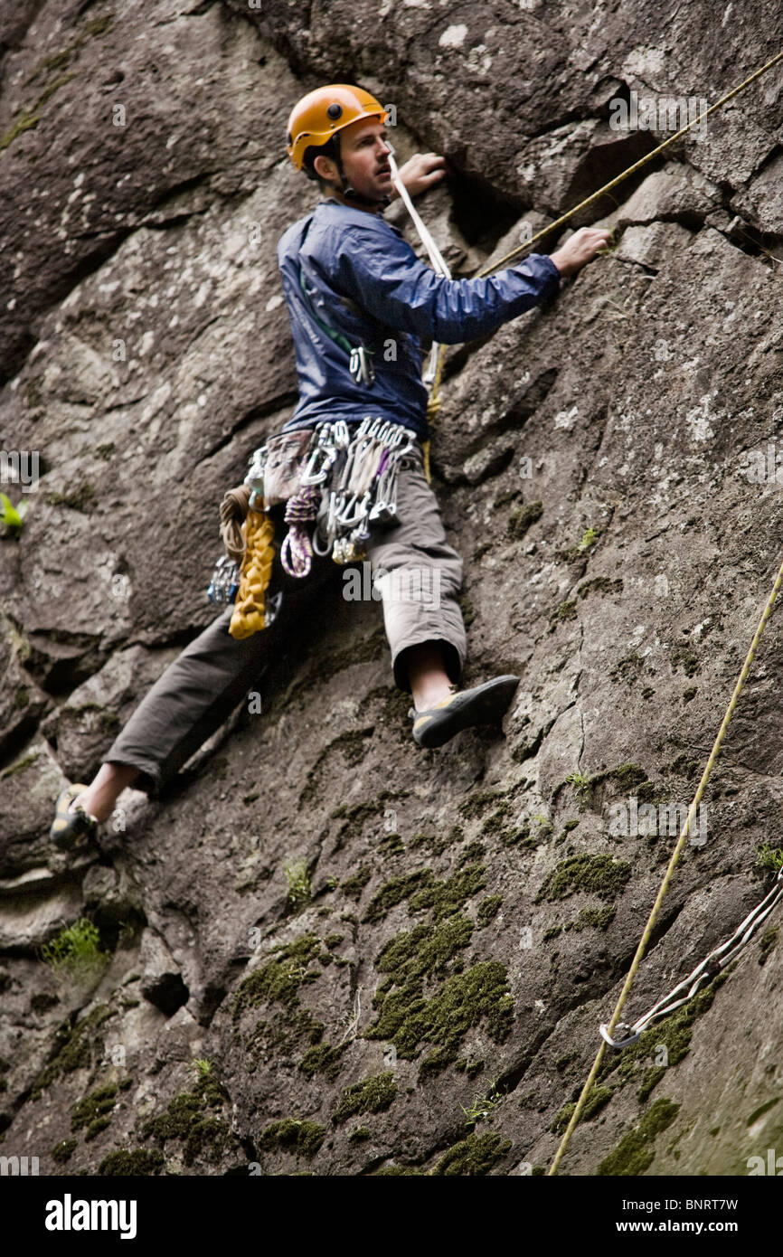Un scalatore scansiona la sua prossima mossa. Foto Stock
