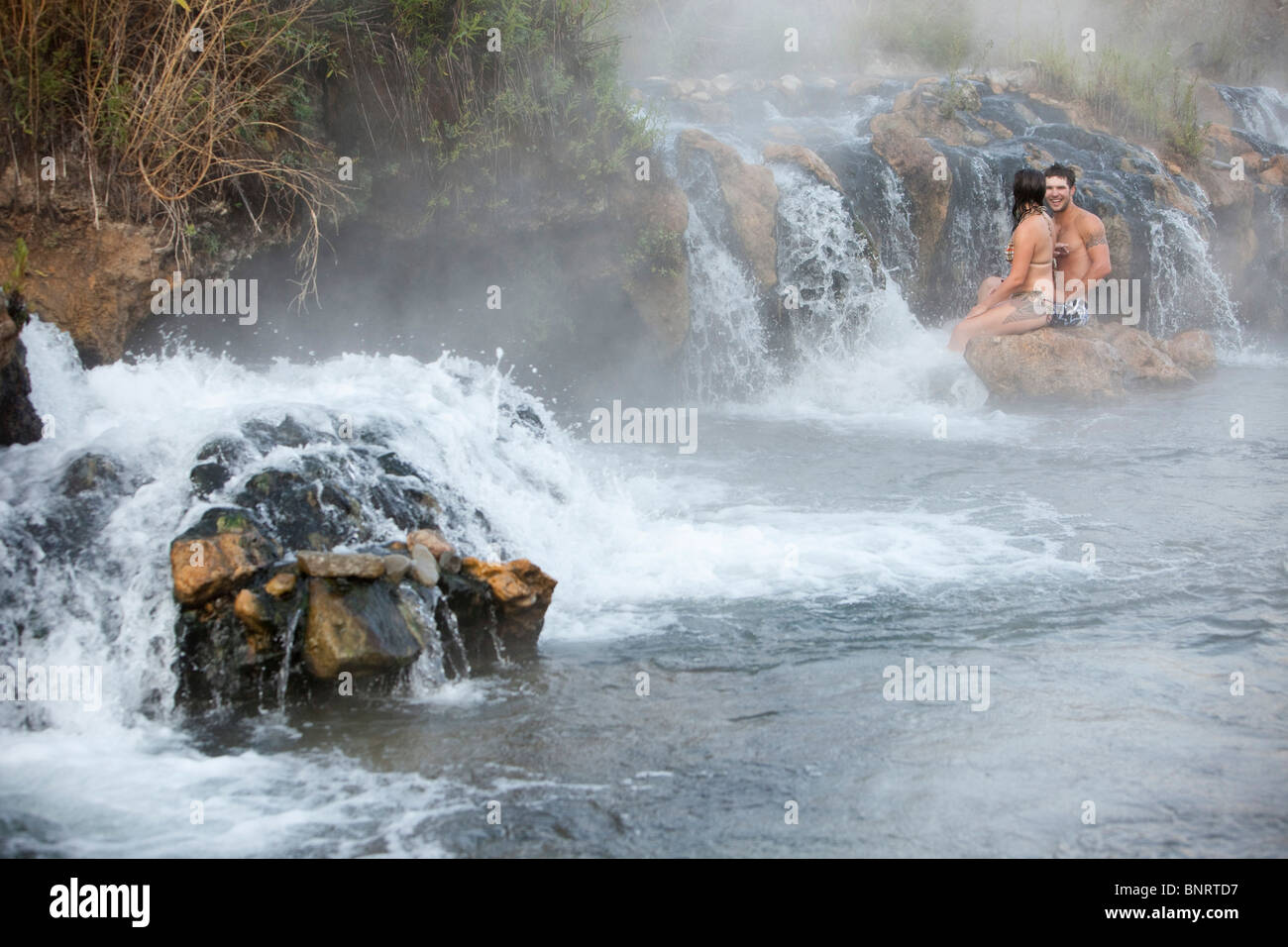 Una coppia di coniugi che gode di hot springs in Montana. Foto Stock