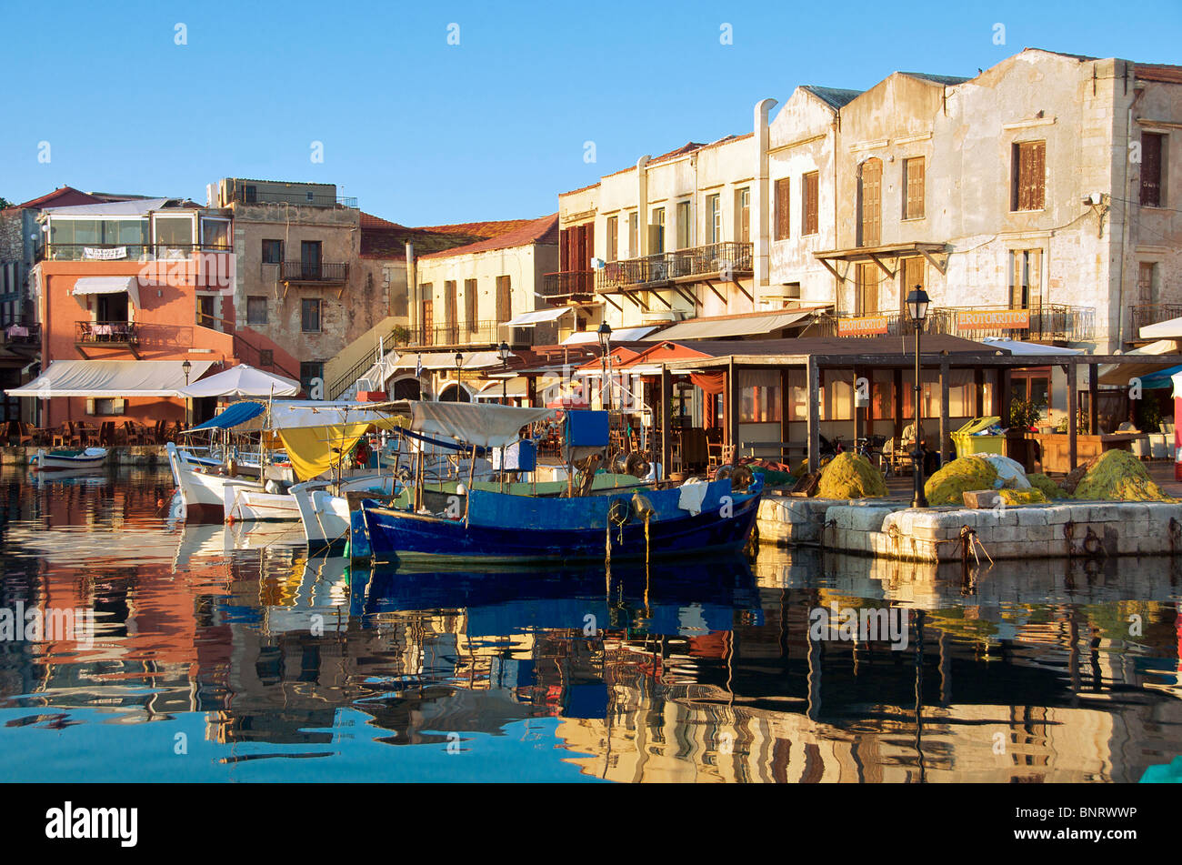 Waterside ristoranti in mattina presto luce Porto Vecchio Rethymnon Creta Grecia Foto Stock