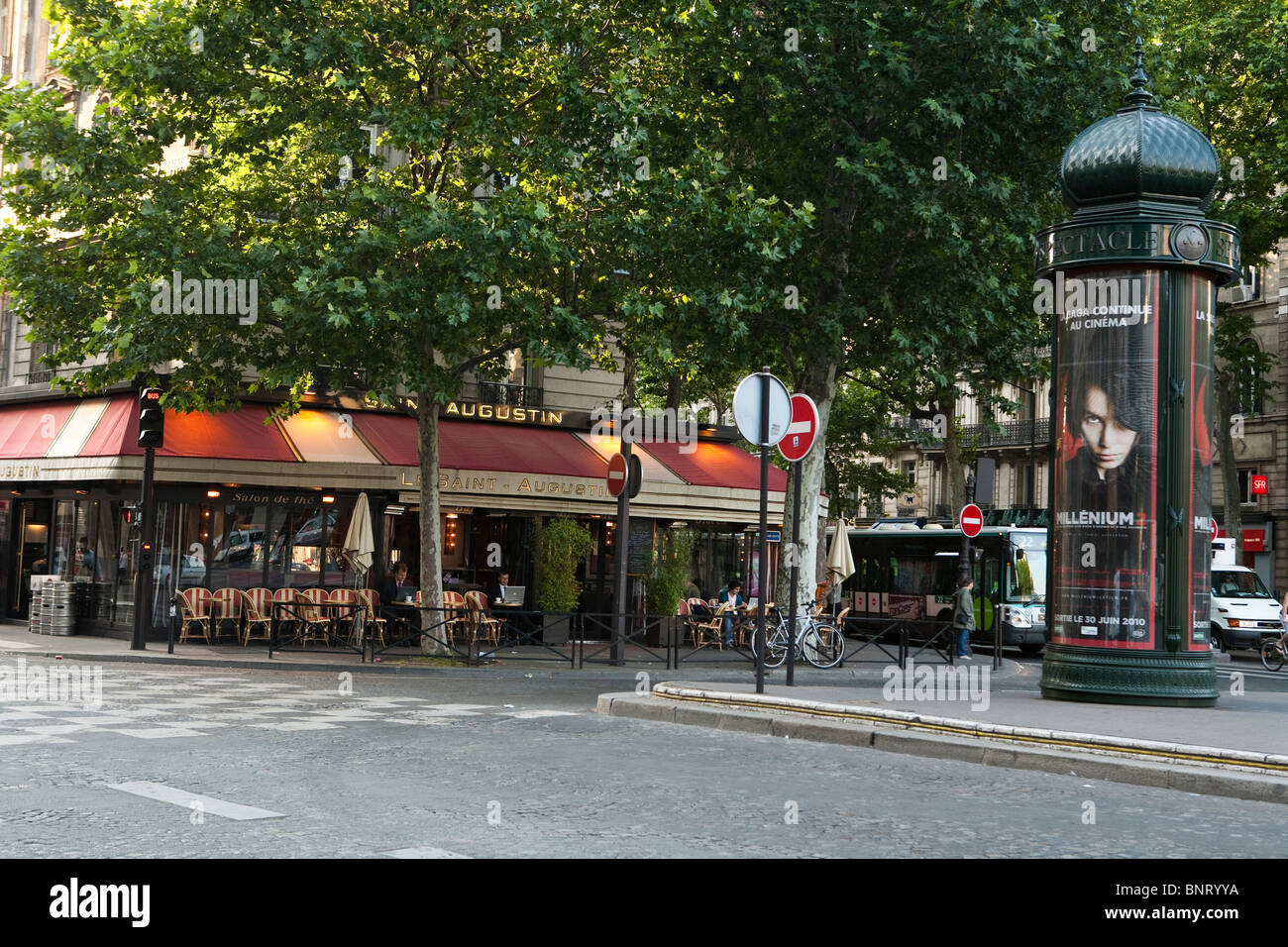 Paris Street scene con cafè e Morris annuncio di colonna Foto Stock