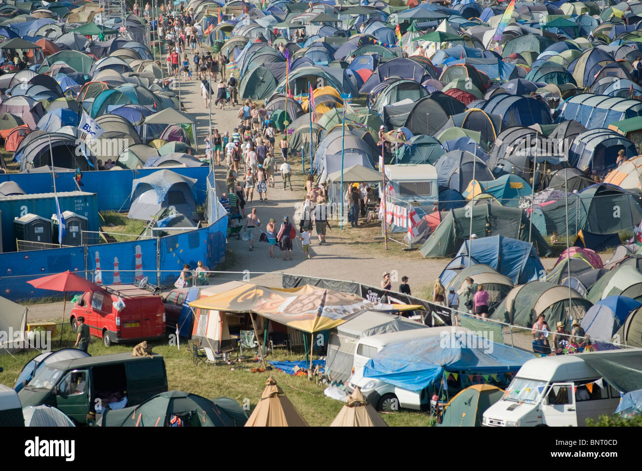 Panoramica di un area camping presso il festival di Glastonbury, Pilton, Somerset, Inghilterra. Foto Stock