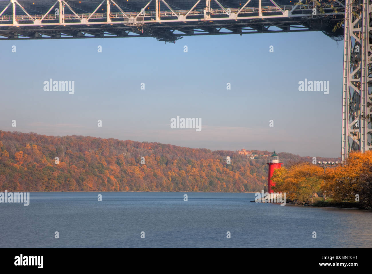 Jeffrey's Faro di Hook sul fiume Hudson, sotto il Ponte George Washington Bridge, come visto da Fort Washington Park Foto Stock